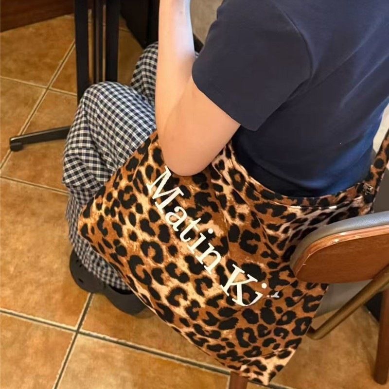 한국 스트리트 패션 브랜드 마틴 김의 레오파드 무늬 캔 - Streetwear Brand Bag 리뷰 및 가격