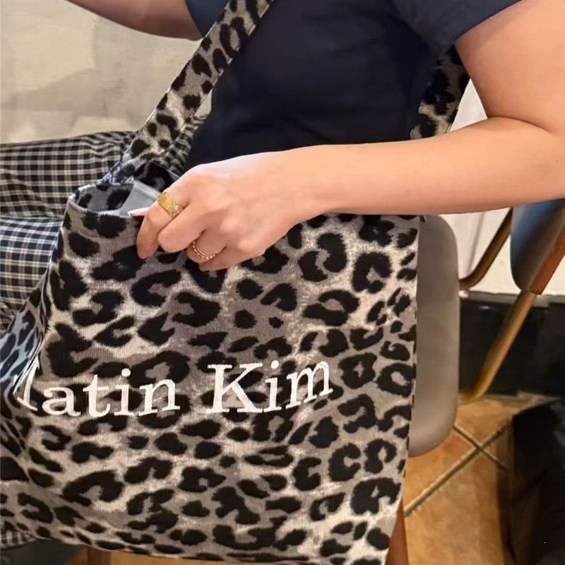 한국 스트리트 패션 브랜드 마틴 김의 레오파드 무늬 캔 - Streetwear Brand Bag 리뷰 및 가격